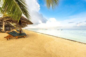 هتل Nungwi Beach Resort By Turaco