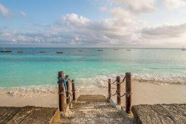 هتل Nungwi Beach Resort By Turaco