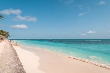هتل Nungwi Beach Resort By Turaco