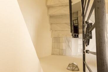 هاستل White Nest