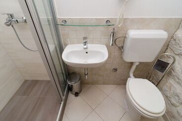 مسافرخانه Eddie's Sea View Rooms Old Town