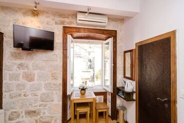 مسافرخانه Eddie's Sea View Rooms Old Town