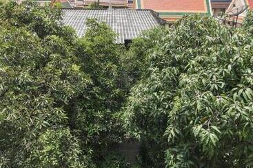 هتل Feung Nakorn Balcony Rooms And Cafe