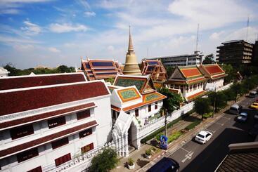 هتل Feung Nakorn Balcony Rooms And Cafe