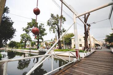 هتل Feung Nakorn Balcony Rooms And Cafe