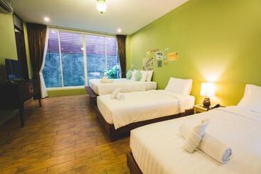 هتل Feung Nakorn Balcony Rooms And Cafe