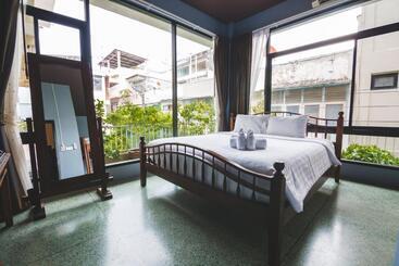 هتل Feung Nakorn Balcony Rooms And Cafe