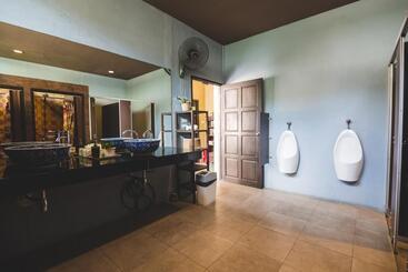 هتل Feung Nakorn Balcony Rooms And Cafe