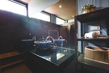 هتل Feung Nakorn Balcony Rooms And Cafe