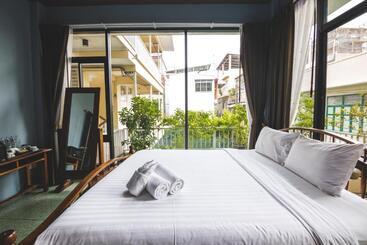 هتل Feung Nakorn Balcony Rooms And Cafe