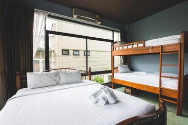 هتل Feung Nakorn Balcony Rooms And Cafe