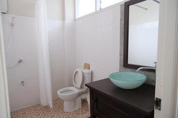 هتل Feung Nakorn Balcony Rooms And Cafe