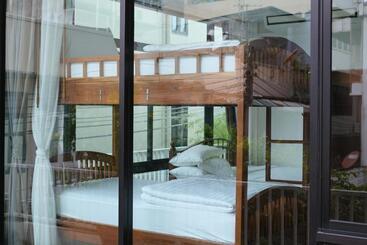 هتل Feung Nakorn Balcony Rooms And Cafe