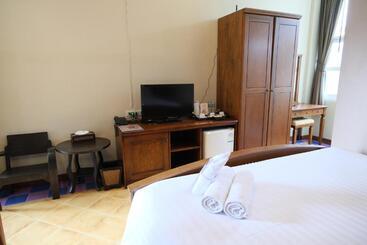 هتل Feung Nakorn Balcony Rooms And Cafe