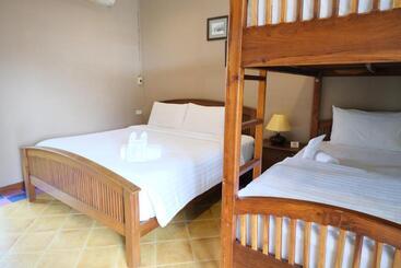 هتل Feung Nakorn Balcony Rooms And Cafe