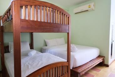 هتل Feung Nakorn Balcony Rooms And Cafe