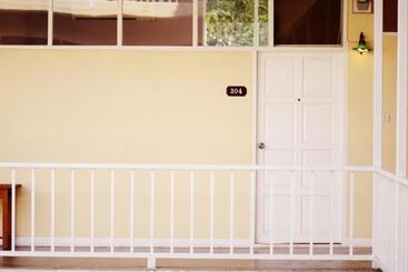 هتل Feung Nakorn Balcony Rooms And Cafe