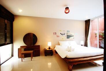 هتل Feung Nakorn Balcony Rooms And Cafe