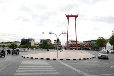 هتل Feung Nakorn Balcony Rooms And Cafe