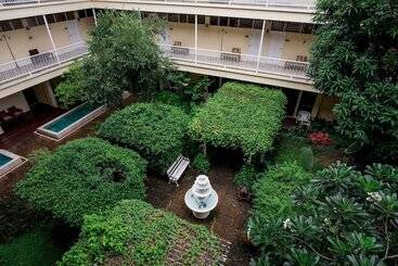 هتل Feung Nakorn Balcony Rooms And Cafe