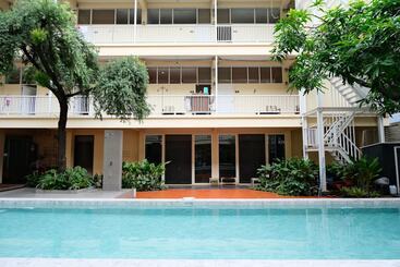 هتل Feung Nakorn Balcony Rooms And Cafe