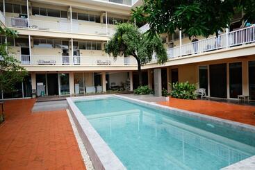 هتل Feung Nakorn Balcony Rooms And Cafe