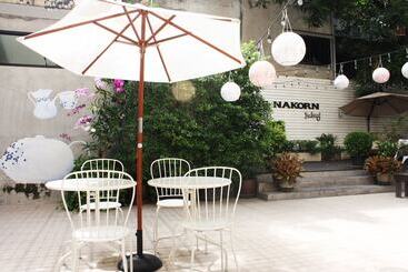 هتل Feung Nakorn Balcony Rooms And Cafe