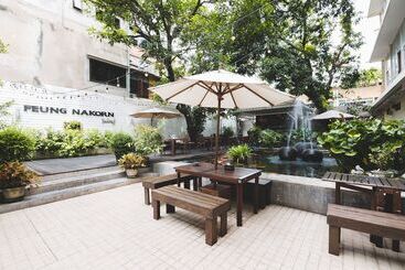 هتل Feung Nakorn Balcony Rooms And Cafe