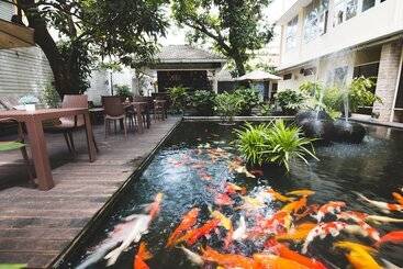 هتل Feung Nakorn Balcony Rooms And Cafe