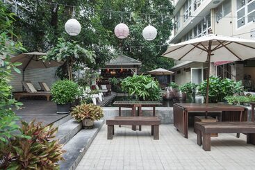 هتل Feung Nakorn Balcony Rooms And Cafe
