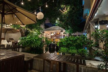 هتل Feung Nakorn Balcony Rooms And Cafe