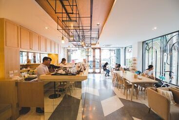 هتل Feung Nakorn Balcony Rooms And Cafe