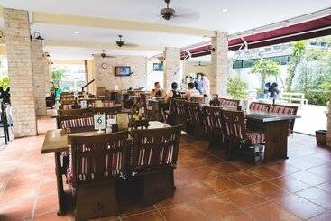 هتل Feung Nakorn Balcony Rooms And Cafe