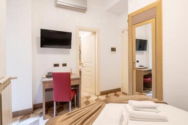 هتل The Five Oscars Inn