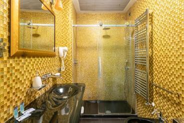 هتل The Five Oscars Inn