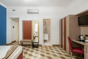 هتل The Five Oscars Inn
