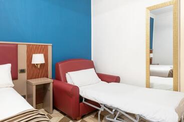 هتل The Five Oscars Inn