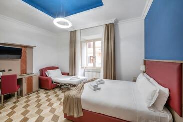 هتل The Five Oscars Inn