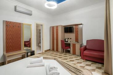 هتل The Five Oscars Inn