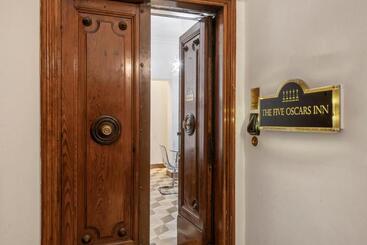 هتل The Five Oscars Inn
