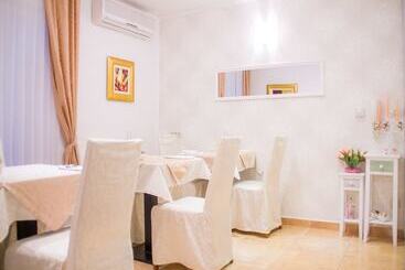 هتل Villa Midea
