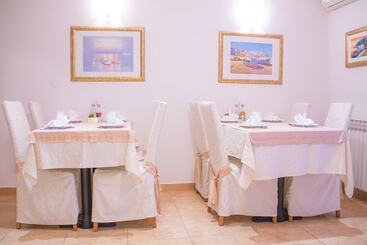 هتل Villa Midea