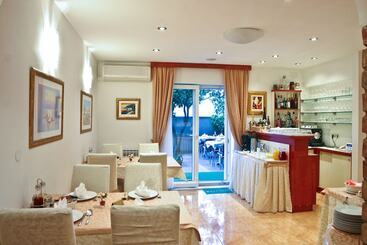 هتل Villa Midea