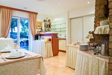 هتل Villa Midea