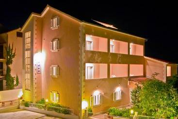 هتل Villa Midea