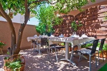 هتل Villa Midea