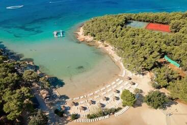Resort Pine Beach Pakostane Glamping Homes   All Inclusive Light