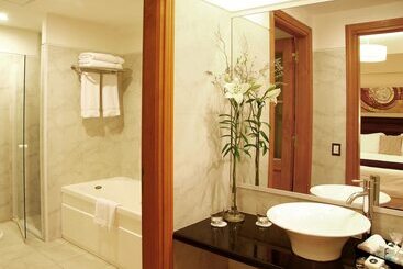 هتل Alma Del Lago Suites & Spa