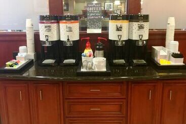 هتل Hampton Inn Haysnorth Of I70