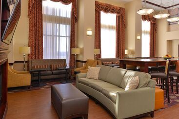هتل Hampton Inn & Suites Daytonvandalia